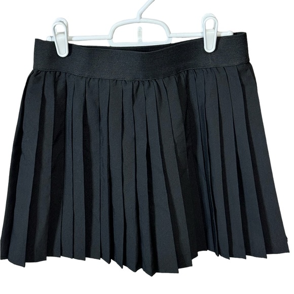 Black pleated mini skirt with an elastic waist and lined with shorts Size Medium - Picture 3 of 12